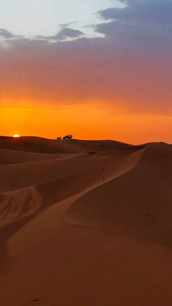 Soft light, warm sand & desert calm
